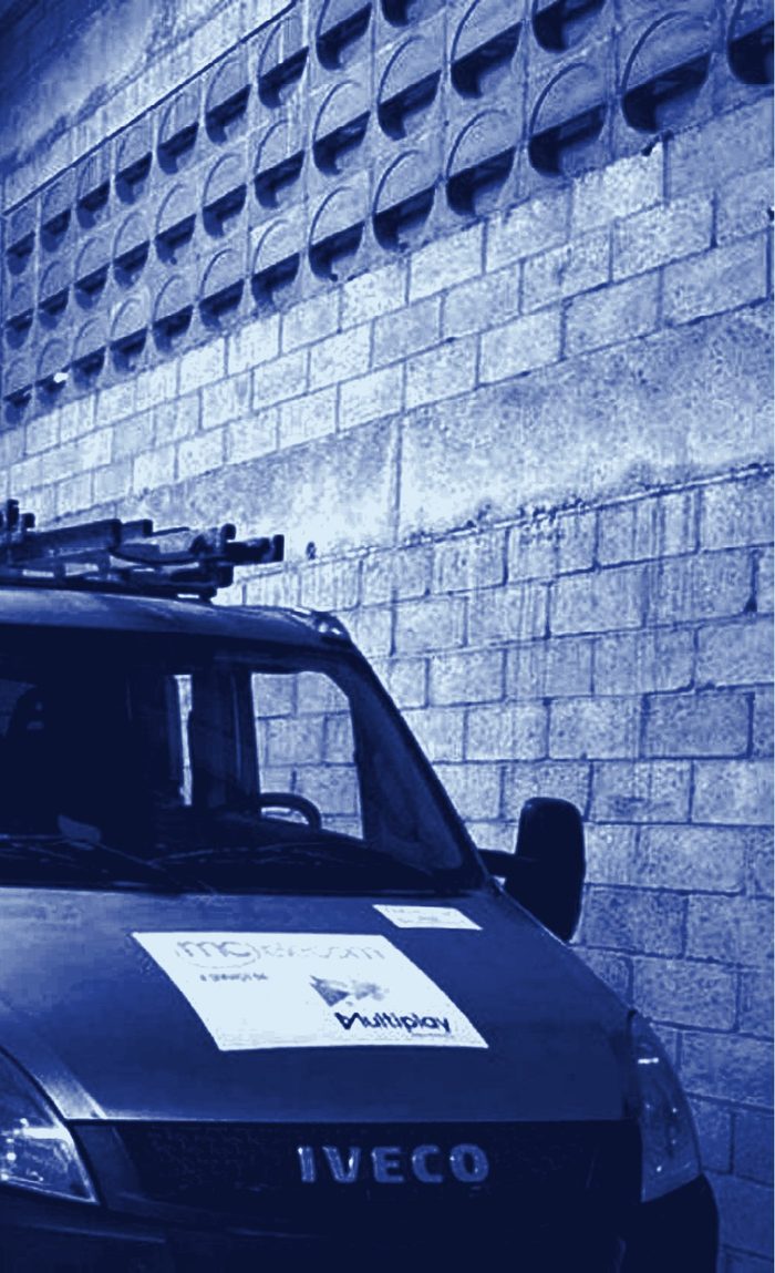 Van da frota da MC Telecom no galpão